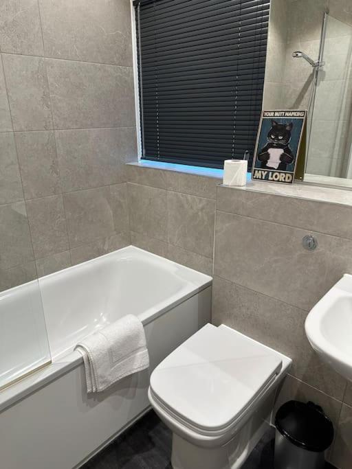Stunning Flat With Parking Free Near Sutton Station Apartment Cheam Exterior photo