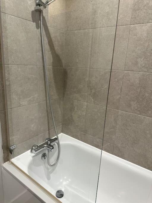 Stunning Flat With Parking Free Near Sutton Station Apartment Cheam Exterior photo