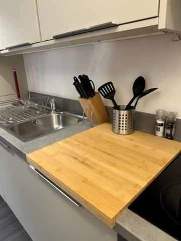 Stunning Flat With Parking Free Near Sutton Station Apartment Cheam Exterior photo