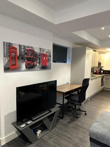 Stunning Flat With Parking Free Near Sutton Station Apartment Cheam Exterior photo